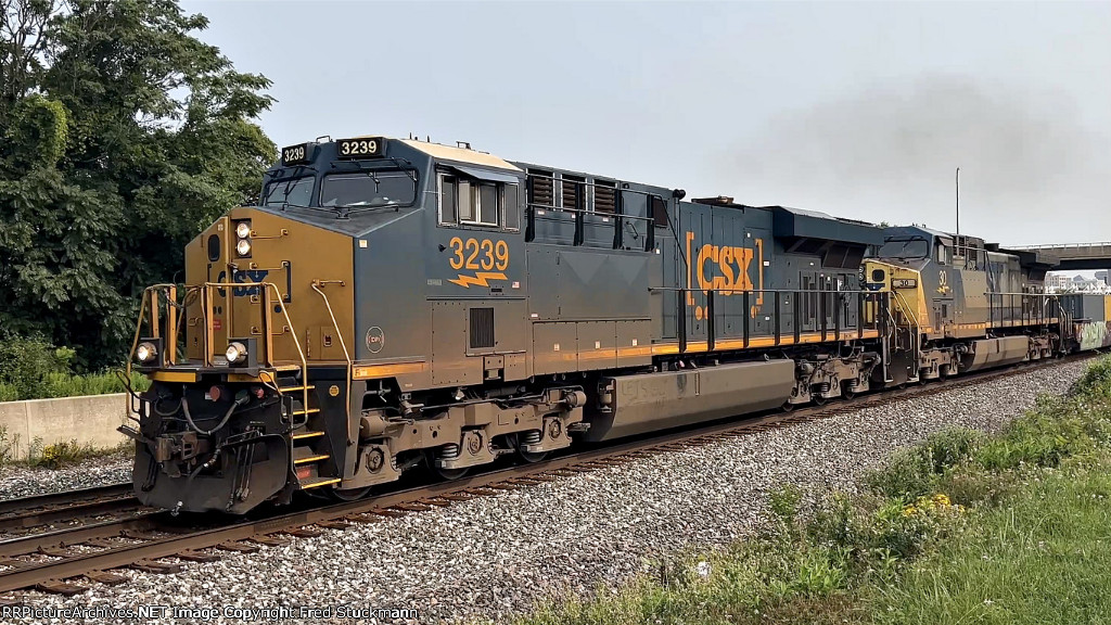 CSX 3239 leads I135.